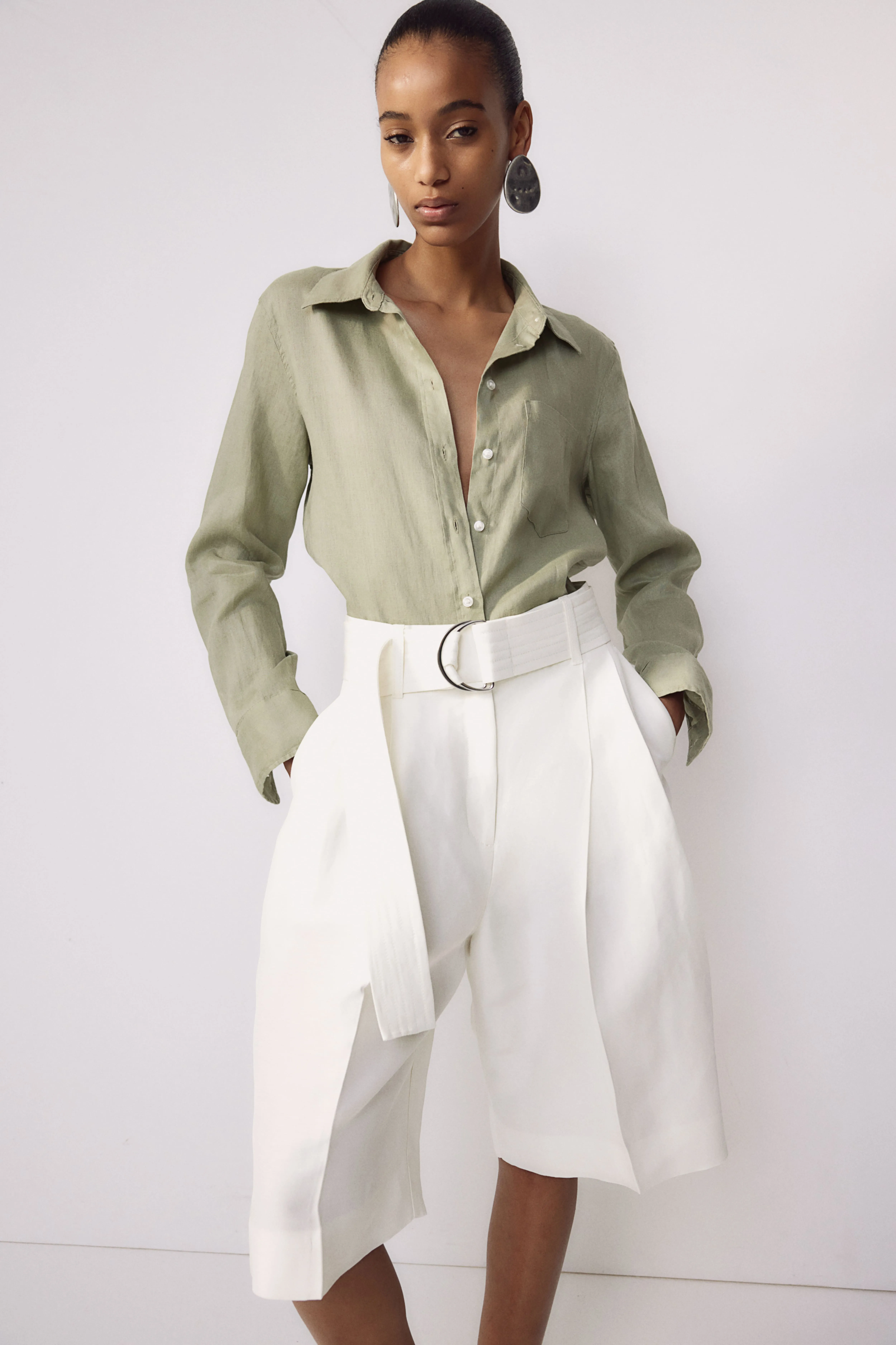 Linen shirt - Long sleeve - Regular length - Light khaki green - Ladies | H&M GB