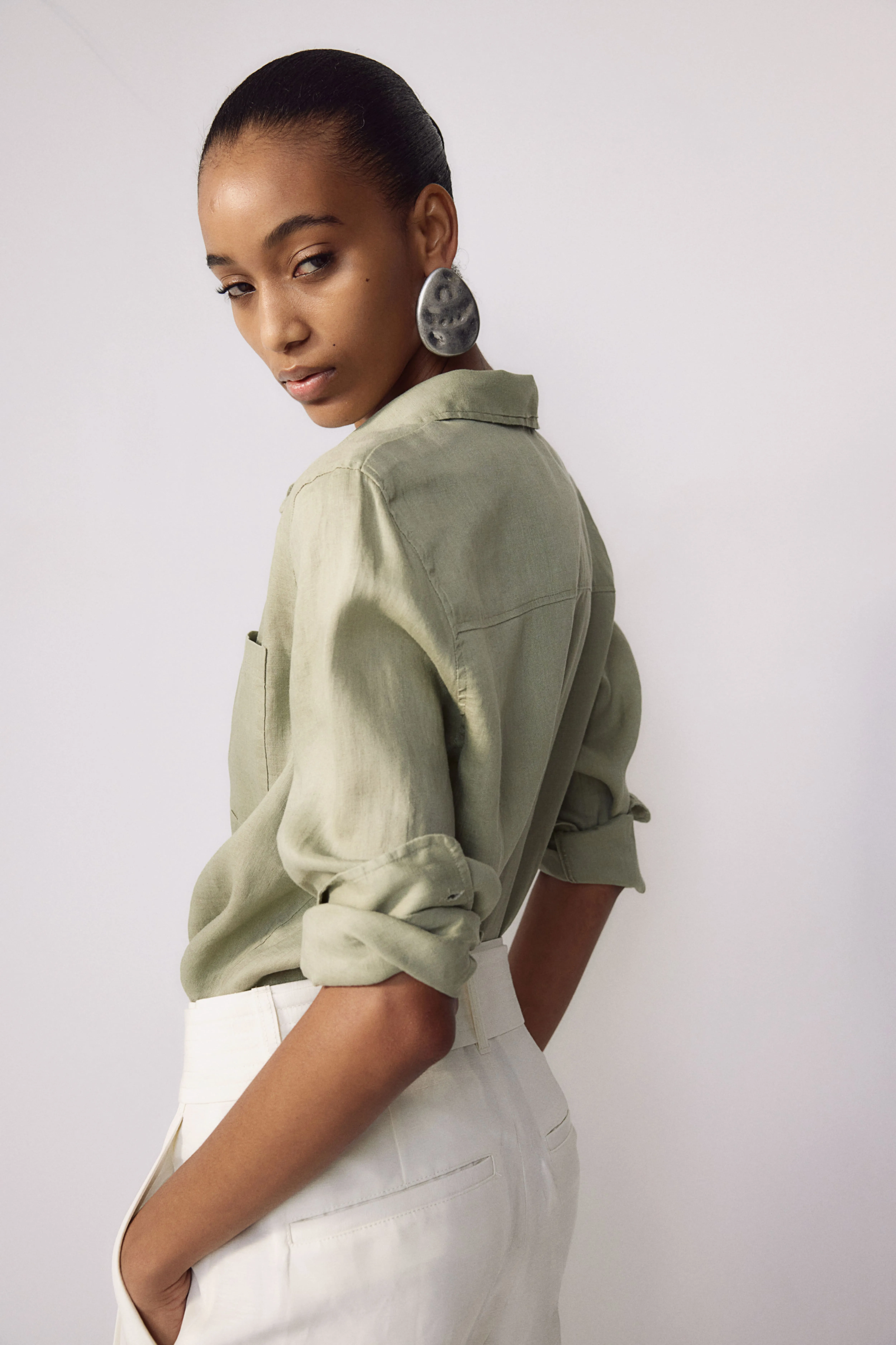 Linen shirt - Long sleeve - Regular length - Light khaki green - Ladies | H&M GB