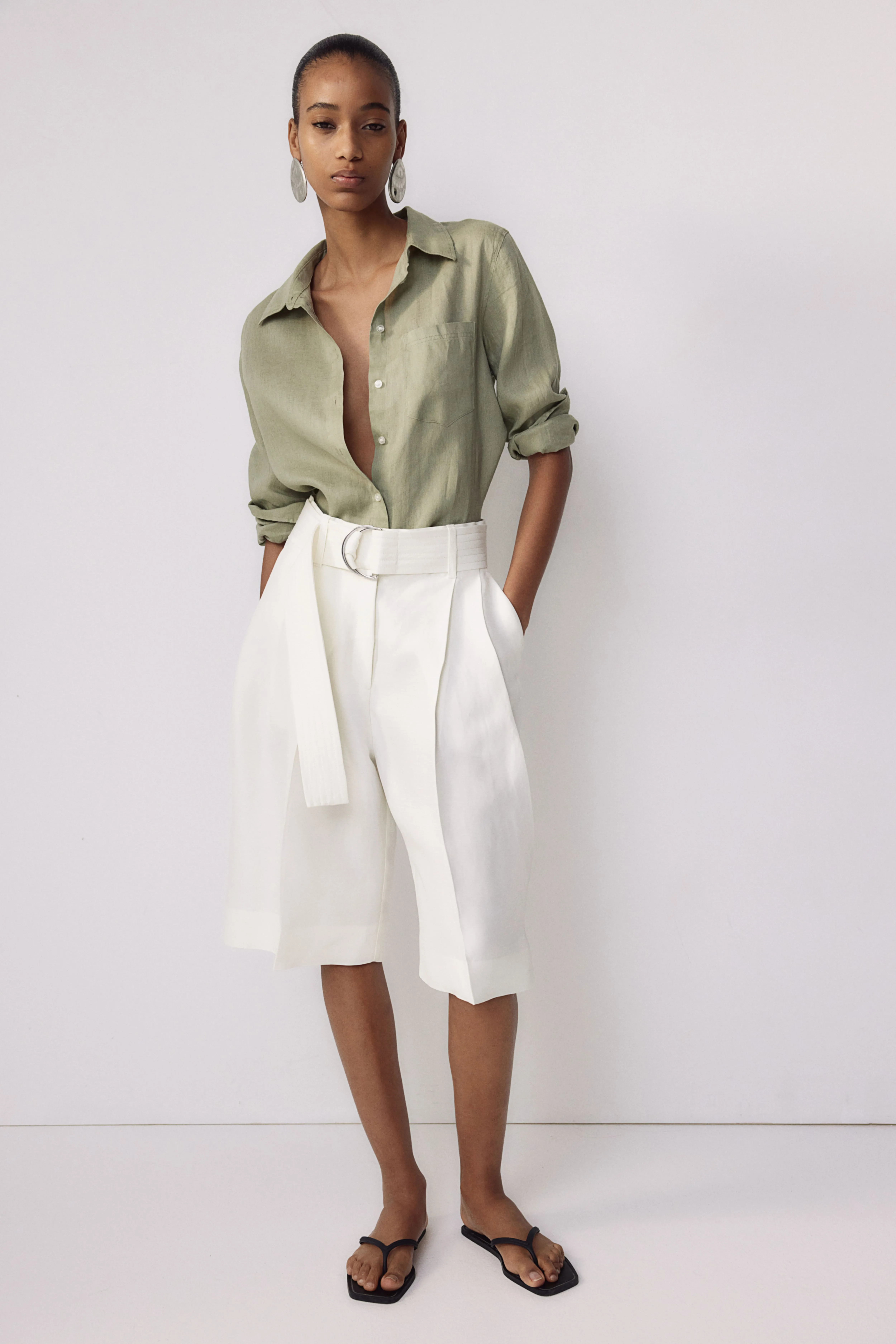 Linen shirt - Long sleeve - Regular length - Light khaki green - Ladies | H&M GB