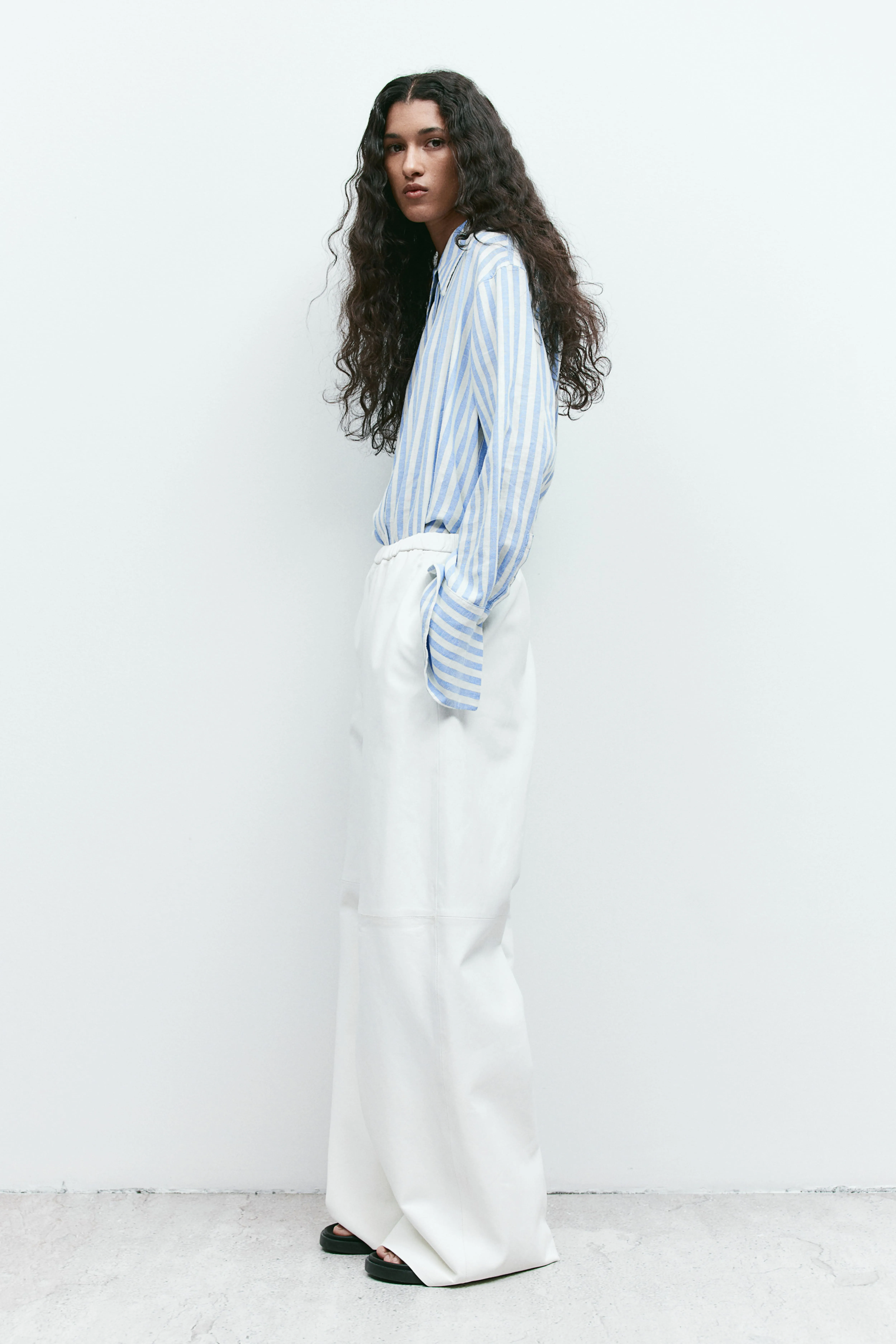 Oversized linen-blend shirt - Long sleeve - Regular length - White/Blue striped - Ladies | H&M GB