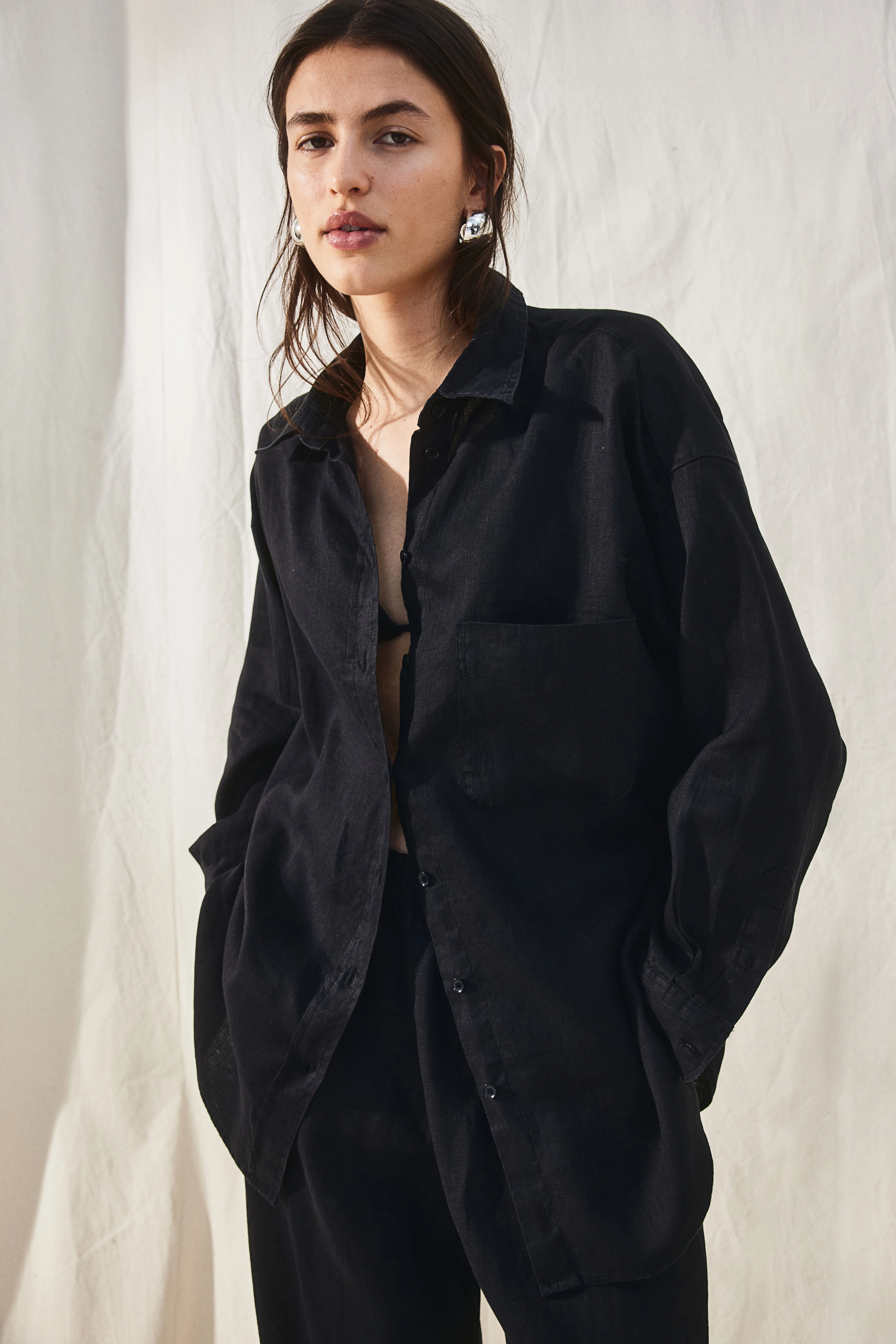 Oversized linen shirt - Long sleeve - Regular length - Black - Ladies | H&M GB